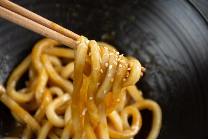 《乌冬》,也翻译为《我爱乌冬面》,讲的就是一个跟乌冬面有关,成长的