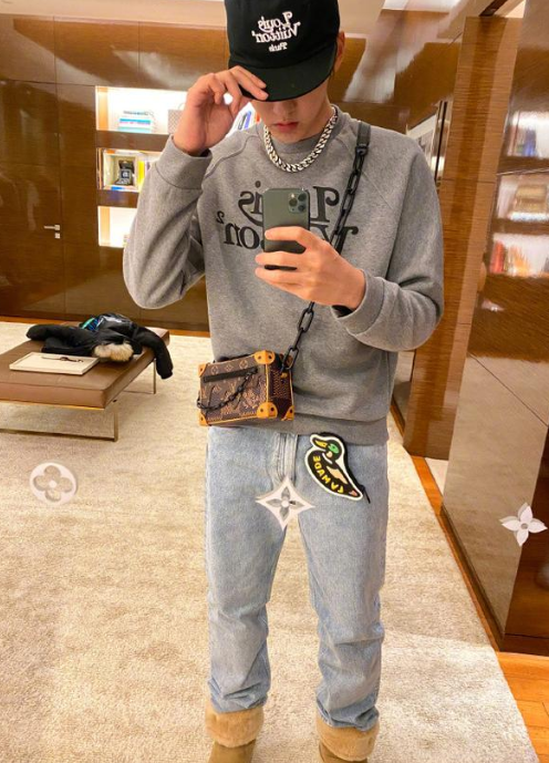 擅长将街头潮流与时尚精品混搭的吴亦凡,不只抢在上市前就先背上了lv