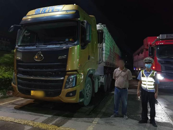 怀集交警查获9辆严重超载货车,其中一辆"百吨王"超载159.