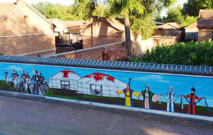 村里的一段茶天线公路进行特色改造,将两侧村民家外围墙进行统一修缮