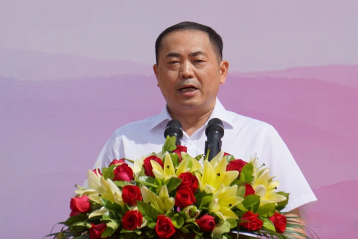 龙岩市城市管理局局长钟有亮颁发证书活动现场↓ ↓ ↓看看今日上午的