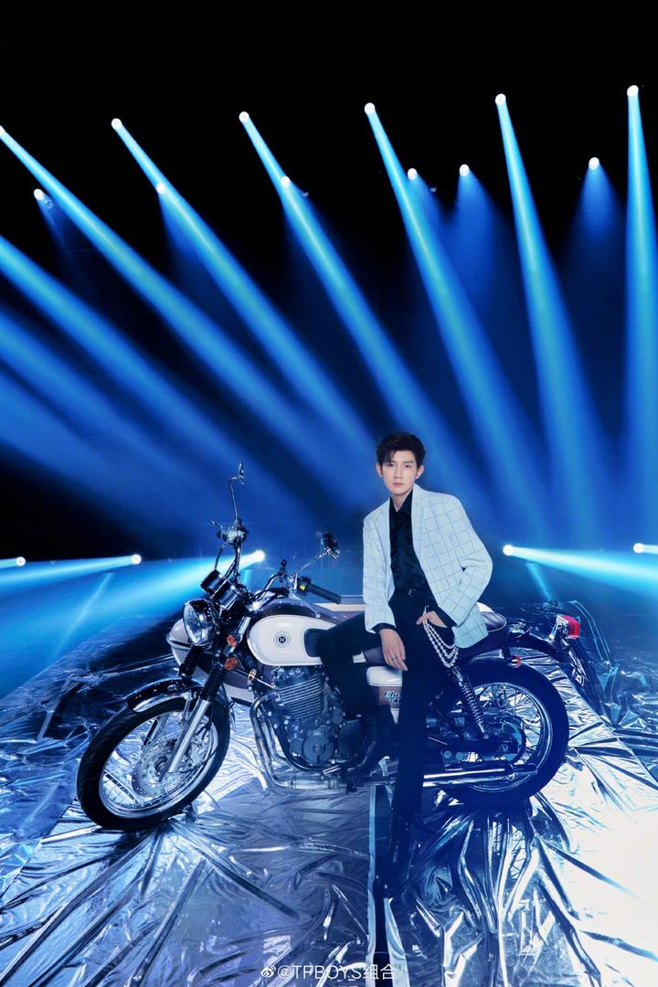 tfboys七周年演唱会举行,王俊凯,王源,易烊千玺五套造型曝光,机车出场