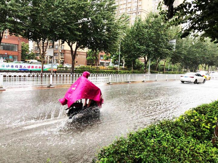 沈阳遭遇强降雨,道路积水成河_辽宁_辽宁_新闻_华人头条