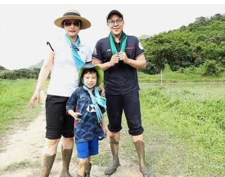 霍启刚晒3个子女吃早餐看到所吃食物网友这才是富养
