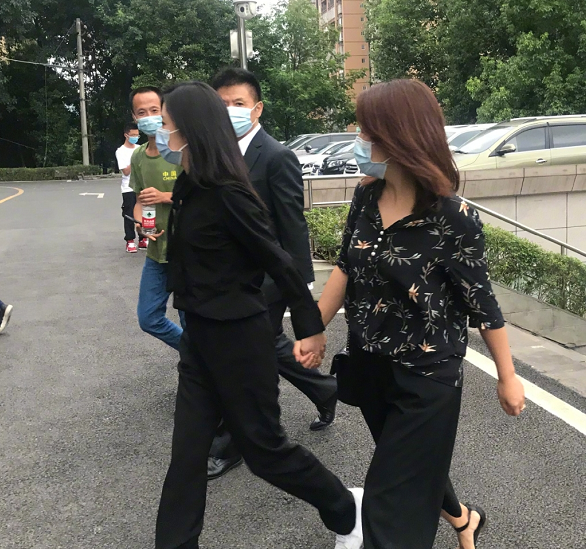 谭松韵爸爸罕露面,身形消瘦佝偻显憔悴,与女儿庭外相拥画面心酸