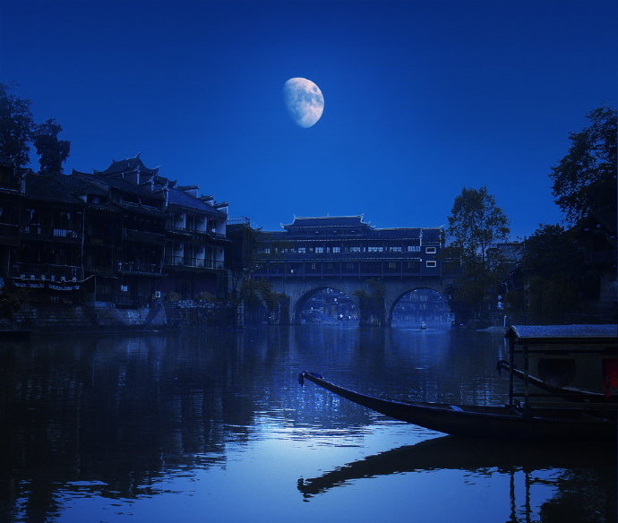 行于月夜文/季风(日本)于夜海独行驾一弯月舟够不着远方捞不起映入