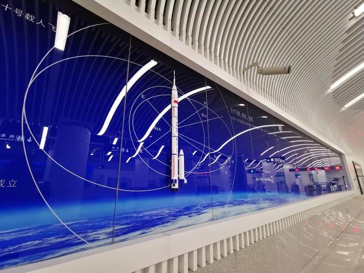 整个乘车过程就像在浏览一座巨型的博物馆