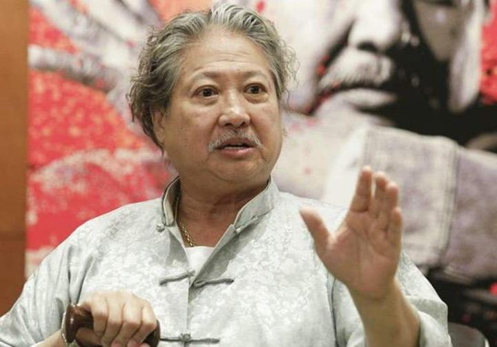 洪金宝"瘦身"告别轮椅,体态轻盈拄拐前行,灵活胖子即将回归