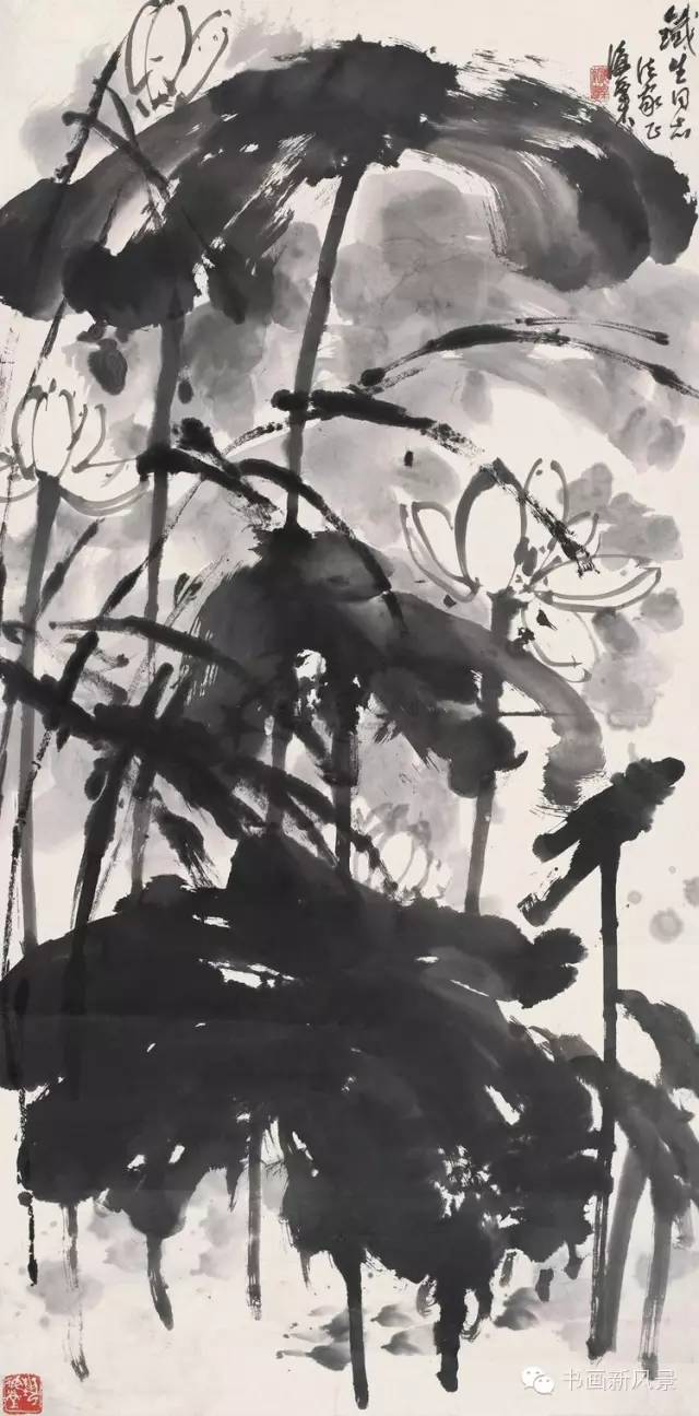 刘海粟的荷花在色彩表现上,采用了泼墨泼彩的手法,在中国画传统的青绿