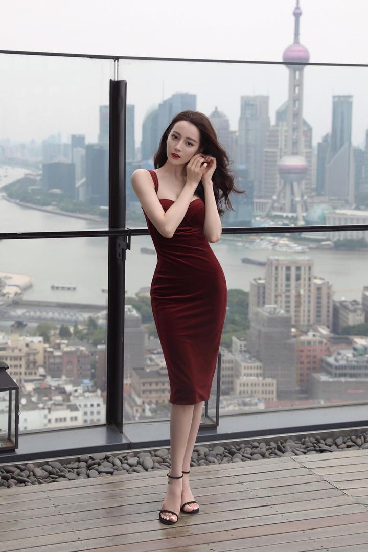 比例和曲线太完美!迪丽热巴穿酒红色丝绒礼服女人味十足