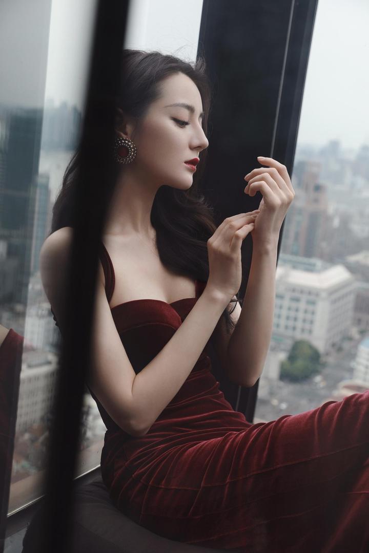 比例和曲线太完美!迪丽热巴穿酒红色丝绒礼服女人味十足