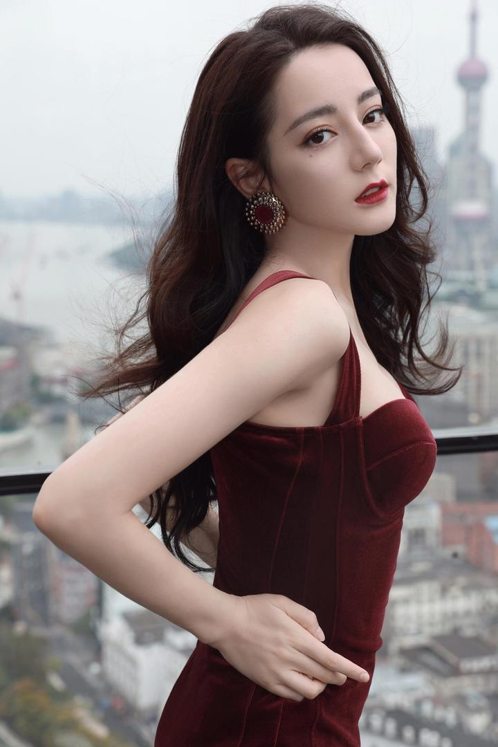 比例和曲线太完美!迪丽热巴穿酒红色丝绒礼服女人味十足