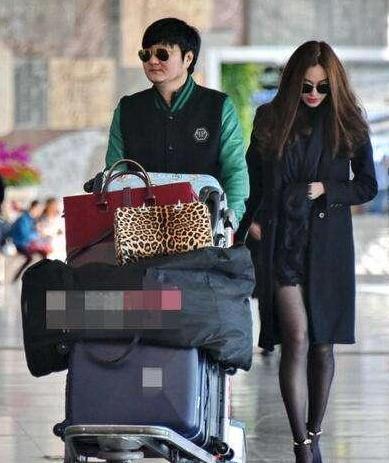 有网友根据时间推测,此前的机场美女有可能就是王大治的再婚老婆.