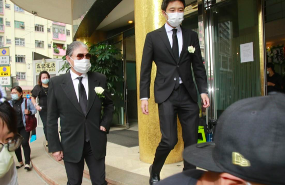 霍启山不争不抢,参加奶奶葬礼只打下手,霍启刚忙于应酬做事周到