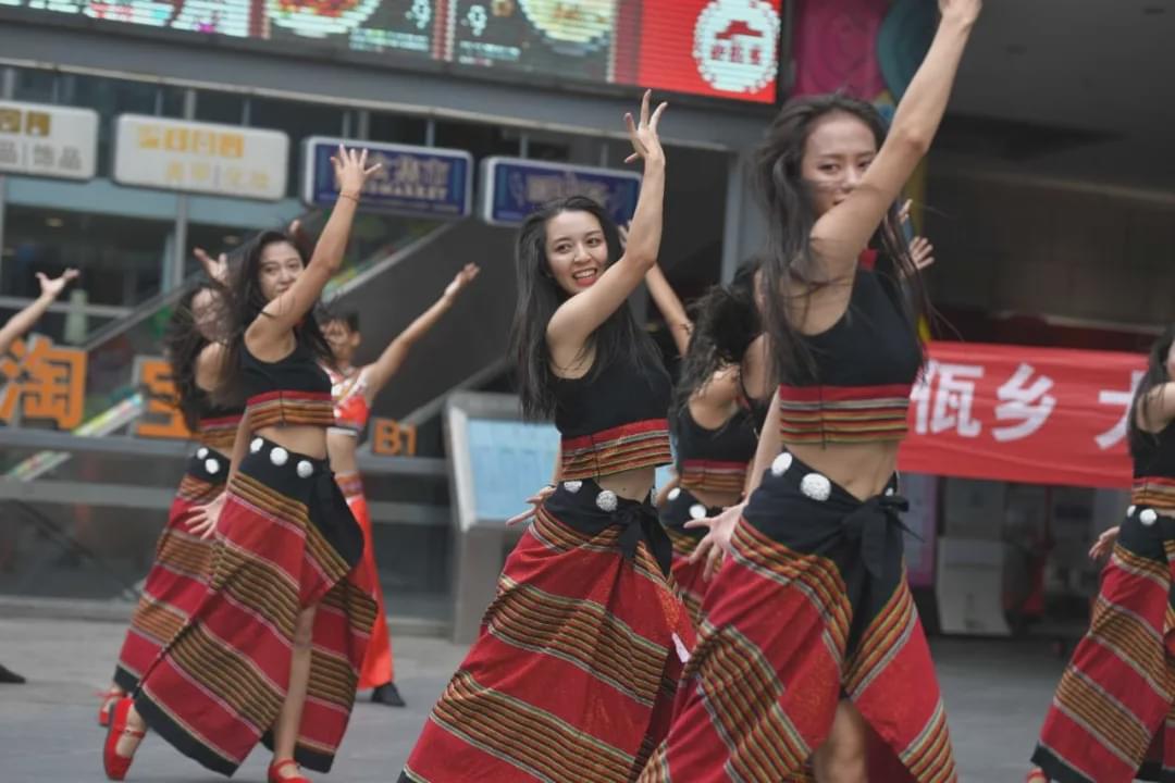 組圖狂野的佤族美女和舞蹈