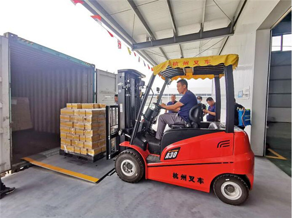 现场叉车卸货作业