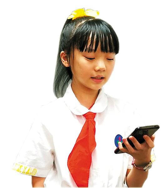 小学生唱歌册 张春华 摄