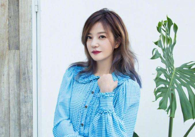 新恋情曝光?赵薇深夜与男子约会同回公寓,男方身份曝光是富二代