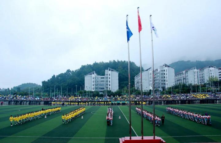 9月27日,湄潭县求是高级中学第20届校运会,艺术节活动在该校飞鹰运动