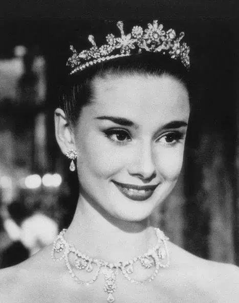 奥黛丽赫本的经典穿搭,跨越一个世纪再来看,依然美得令人回味