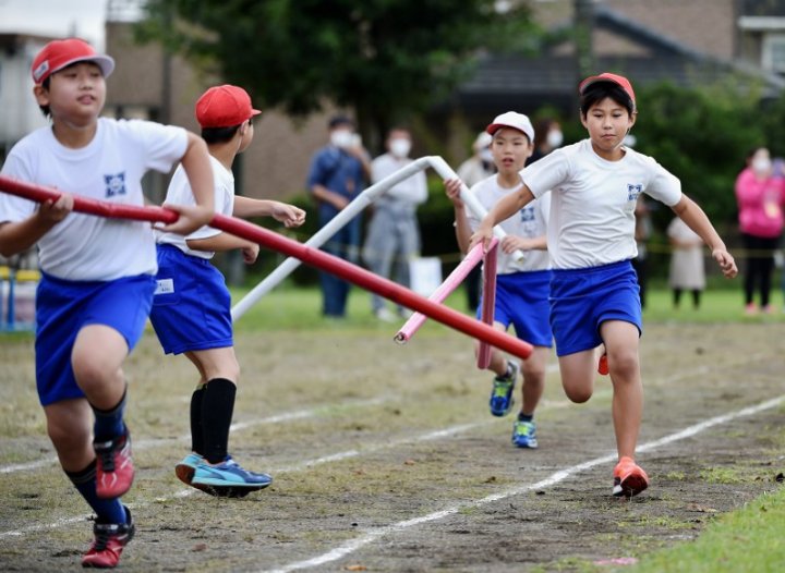 日本小学生用2米长的接力棒比赛(每日新闻)