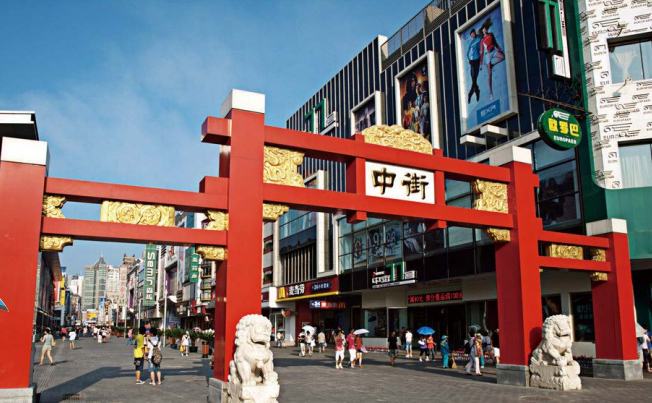 沈阳中街是清太祖努尔哈赤定都沈阳后在皇宫后修建的一条商业街,迄今