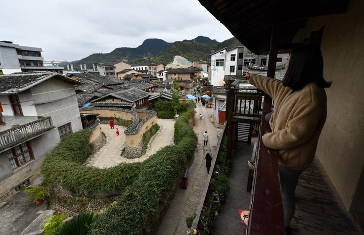 松口气客栈位于嵩口镇的鹤形路旁,客人可以静观游人来来往往(朱晨辉