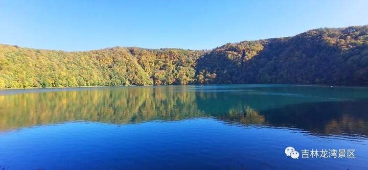在东龙湾岸边,我们让看护东龙湾的老板娘给我们合影.
