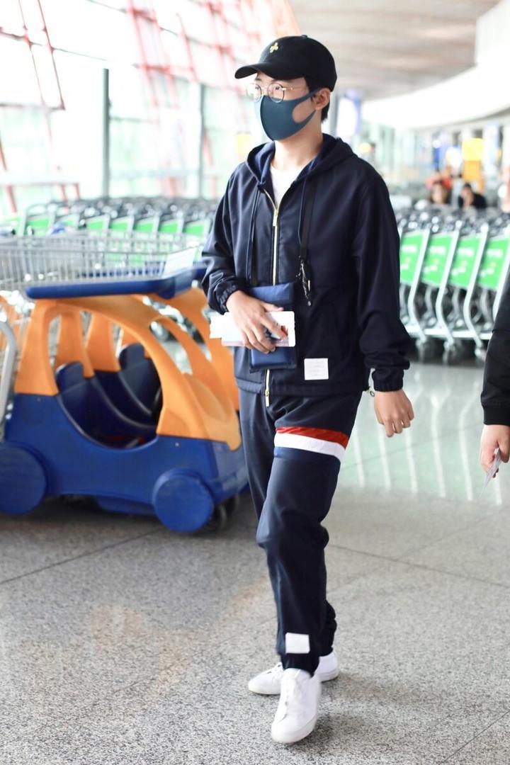 郭麒麟久违现身,运动套装造型休闲惬意,这么穿确实"瘦"不少