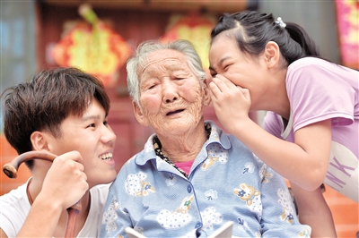 早睡早起院子里转转 家常便饭快乐每一天