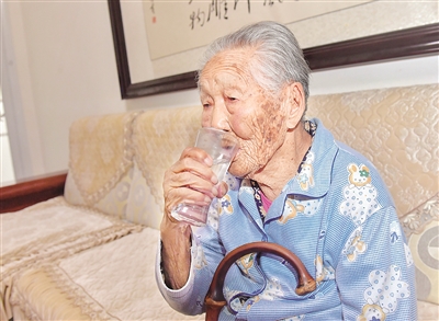 老人喜欢喝白开水 个人经历 李枝荣,1920年1月出生