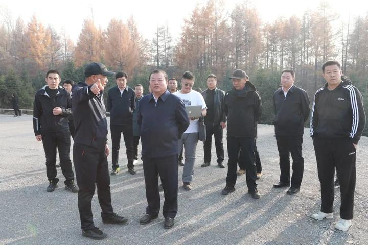 柳河县委书记陈旭升到青龍山滑雪场项目建设地现场办公