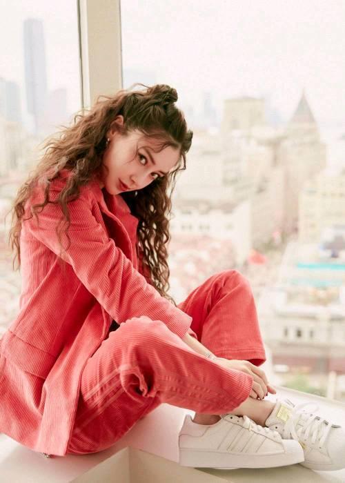 杨颖又换新发型红西装配泡面头出席活动31岁甜美似学生