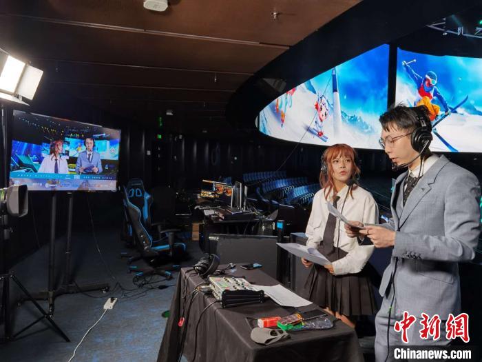 解说员现场解说比赛实况.朱晓颖 摄