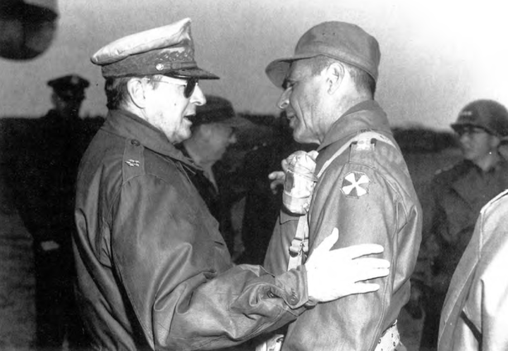 1951年4月3日,麦克阿瑟和李奇微会面.图源:《朝鲜战争中的美国陆军》