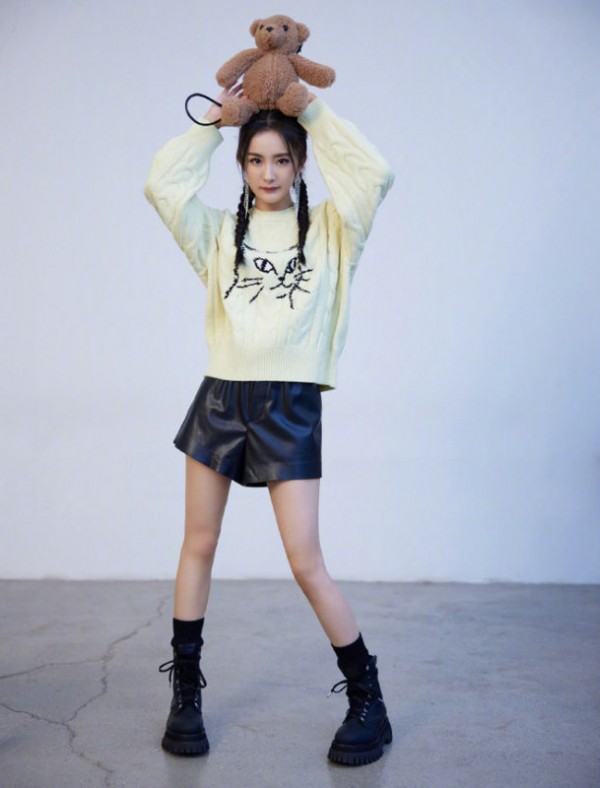 杨幂毛衣配短裙细腿抢镜 扎麻花辫超少女