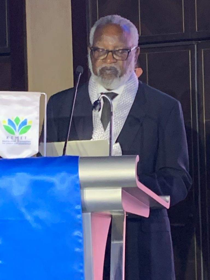 纳米比亚开国总统努乔马在开罗获得年度杰出成就奖