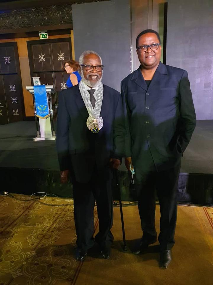 纳米比亚开国总统努乔马在开罗获得年度杰出成就奖