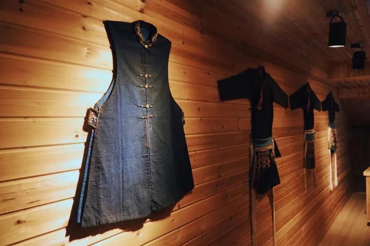 畲族新娘出嫁时带的装饰帽子