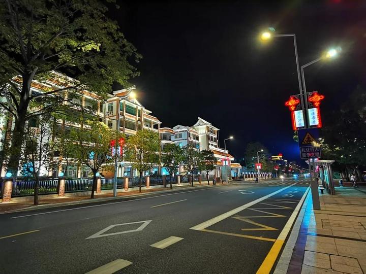 这是华安县为助力创建省级文明县城工作,大力实施的景观照明提档升级