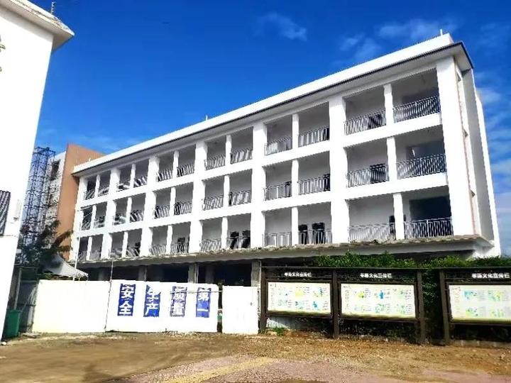 连日来 西潭镇东湖中学食宿楼 正在进行内部装修和完善水电等