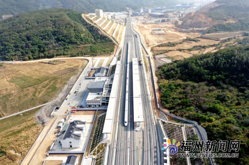 列车驶过福平铁路长乐南站.摄影:王福斌