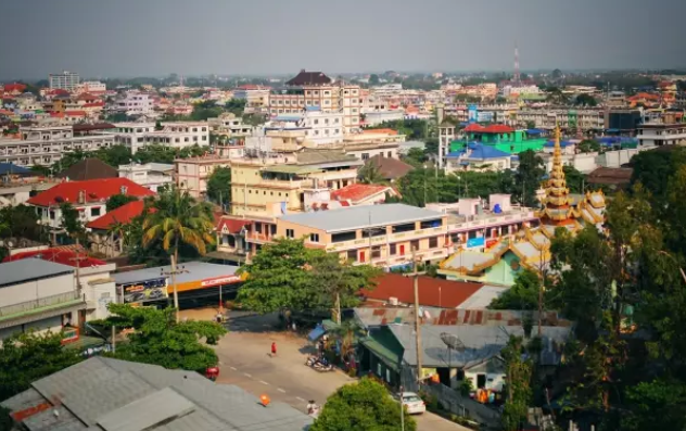 一桥跨两国,跑去大其力街头踢个球