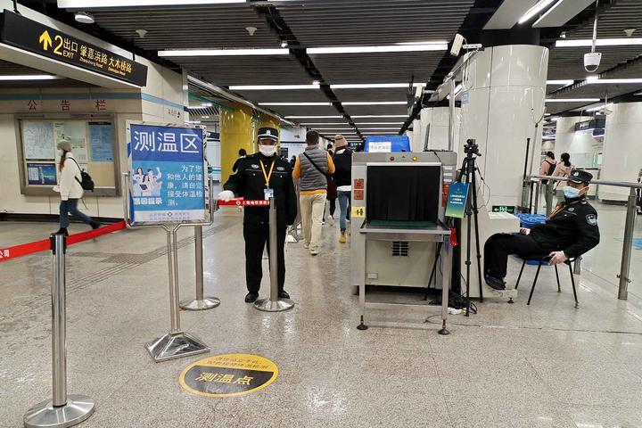 11月26日,上海,肇嘉浜路地铁站进站口设置的自动测温区.