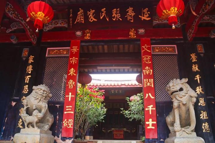 大门的门额上高悬着题有延寿张氏家庙六个镏金大字的匾额