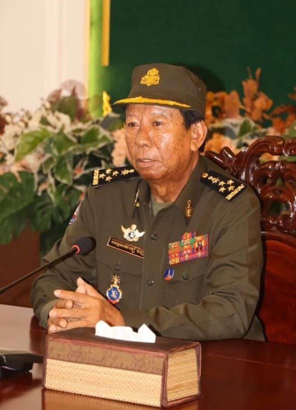 柬埔寨国防部长狄班上将军衔亲王爵位为国家立下无数功勋