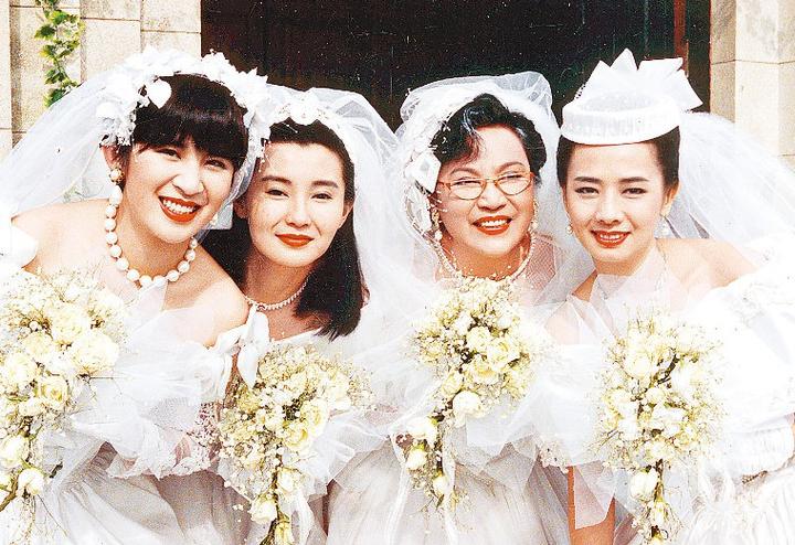 李香琴原名李瑞琴,16岁踏足粤剧舞台,24岁接拍《黄飞鸿大闹花灯》加入