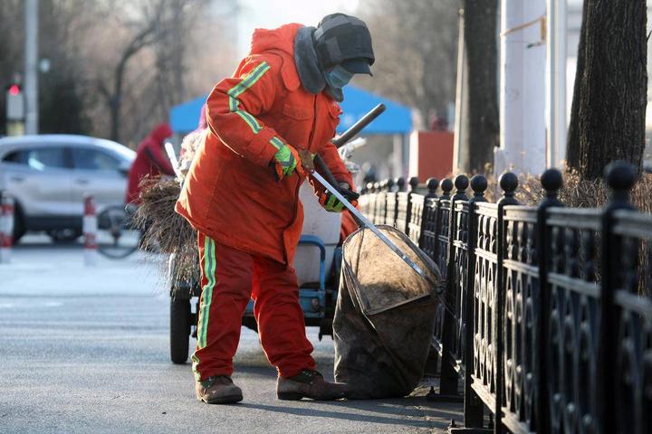 环卫工人街头清洁卫生 .