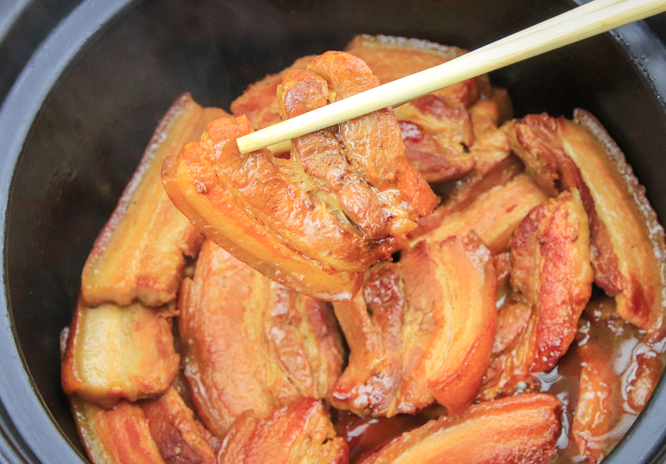 先煎后焖五花肉,光闻香味都解馋!这一大锅,关系够铁才上这道菜