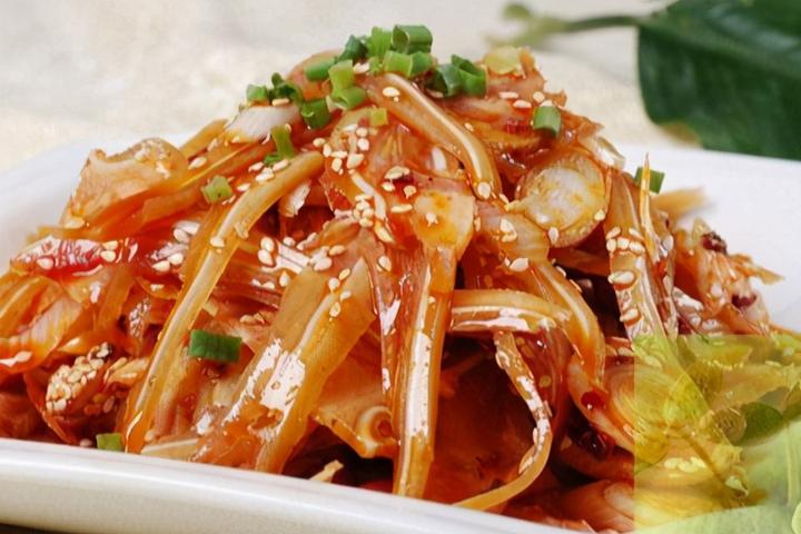 麻辣耳丝这道菜特别适合居家和宴请宾客时使用,口味重麻辣,吃着爽口脆